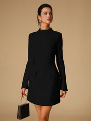 Vestido Minimalista de Cuello Semi Alto