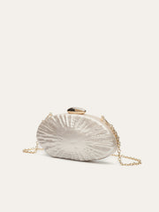 Clutch con Cadena Dorada y Detalles de Perla Elegante