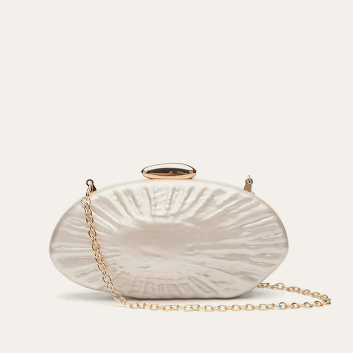 Clutch con Cadena Dorada y Detalles de Perla Elegante