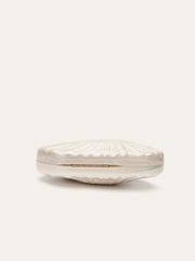Clutch con Cadena Dorada y Detalles de Perla Elegante